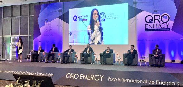 Inauguración del QRO Energy 2023. El gobernador de Querétaro acompañando a diplomáticos presentes en el Centro de Congresos